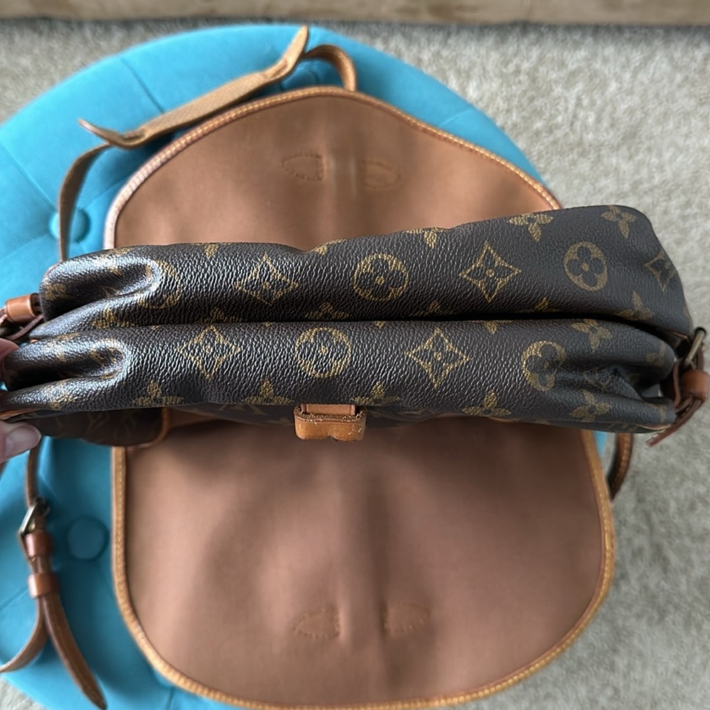 Louis Vuitton Saurmur Crossbody - Picture 11 of 16